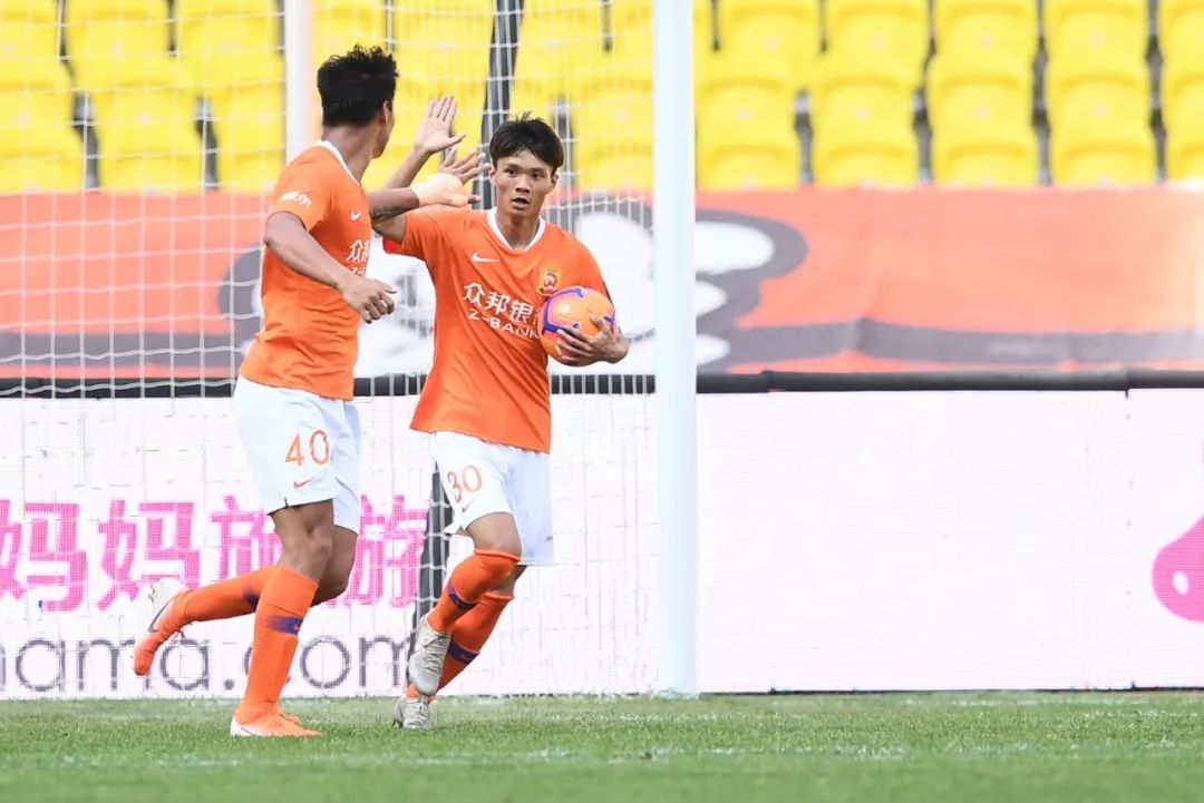  波鸿主场球迷助威声浪，激励球队逆转取胜