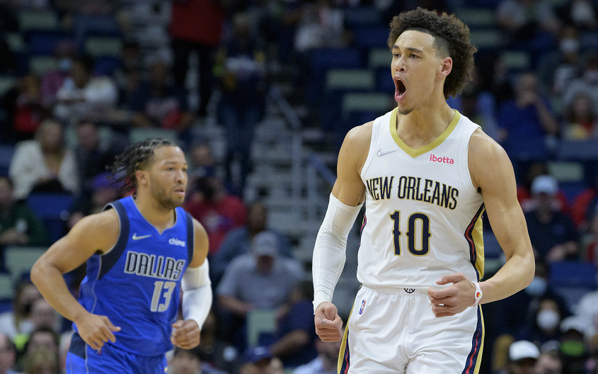  鹈鹕末节发力逆转独行侠保住季后赛希望